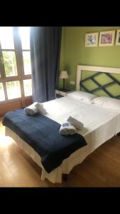 um quarto com uma cama grande e toalhas em La Casina de Niembro em Niembro