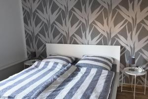 哈根堡的住宿－Viel Harmonie - Moderne Ferienwohnung in Hagenburg，一间卧室配有两张床和条纹枕头