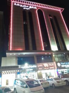 دار الكيان للشقق المخدومة - Dar Al Kayan Serviced Apartments في جدة: مبنى فيه سيارات تقف امامه