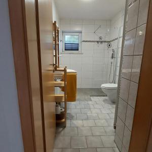 bagno con servizi igienici e lavandino di Ferienwohnung Mutz a Sigmarszell