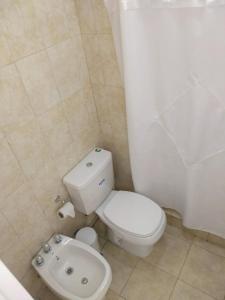 un bagno con un water bianco e un lavandino di Alto Ramon a Neuquén