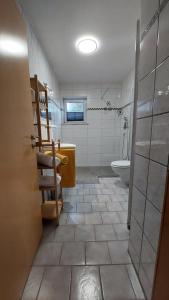 y baño con aseo y lavamanos. en Ferienwohnung Mutz, en Sigmarszell