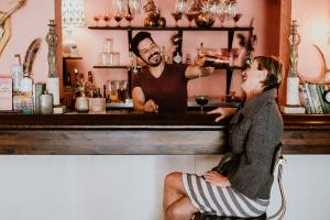 Un uomo e una donna seduti al bar di Northridge Inn & Resort a Sundridge