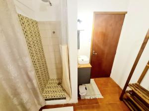 W łazience znajduje się prysznic, umywalka i toaleta. w obiekcie Acqua Flats Jaguariúna w mieście Jaguariúna