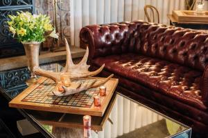 un soggiorno con divano e tavolo con corna di cervo di Northridge Inn & Resort a Sundridge