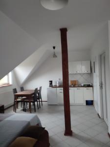 Kuchyň nebo kuchyňský kout v ubytování pokoje do wynajecia