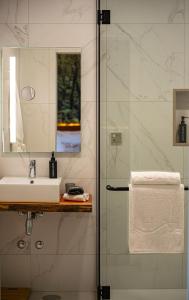 La salle de bains est pourvue d'un lavabo et d'une douche. dans l'établissement Xhale Azores, à Angra do Heroísmo