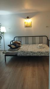 Ένα ή περισσότερα κρεβάτια σε δωμάτιο στο Vila de pe Lac Amara