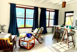 Port ElizabethにあるModern apt with view and easy beach accessのリビングルーム(テーブル、椅子付)、キッチン