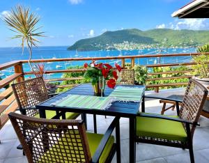 - une table sur un balcon avec vue sur l'océan dans l'établissement Modern apt with view and easy beach access, à Port Elizabeth