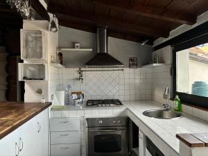 Majoituspaikan Lovely apartment keittiö tai keittotila