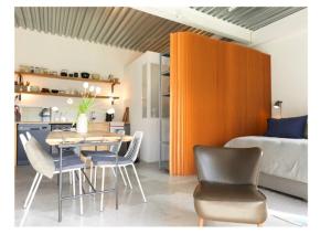 Cette chambre comprend une table, des chaises et un lit. dans l'établissement Studio Branché Industriel avec Terrasse et Jardin, à Pantin