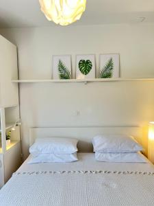 um quarto com uma cama com duas almofadas em Apartments Dante Domus Aurea em Milna