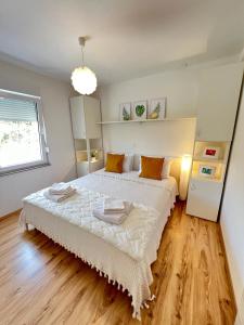 1 dormitorio con 1 cama blanca grande en una habitación en Apartments Dante Domus Aurea, en Milna
