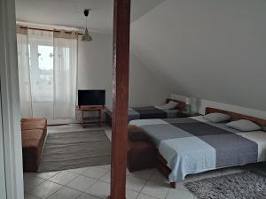 Postel nebo postele na pokoji v ubytování pokoje do wynajecia