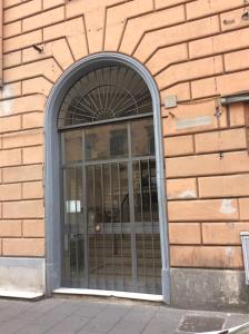 un ingresso a un edificio con porta a vetri di Hostel Beauty a Roma