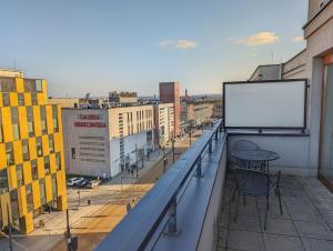Turnau City Aparthotel的阳台或露台