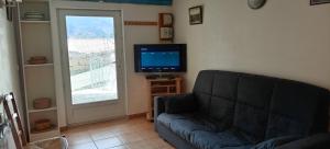 TV a/nebo společenská místnost v ubytování NIOLU