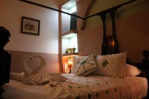 Un dormitorio con una cama con un corazón. en Ryad Meknassia, en Meknès
