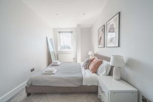 una camera bianca con letto e tavolo di Central Eastleigh 1 Bedroom Apartment a Eastleigh