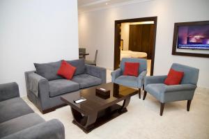 - un salon avec un canapé, deux chaises et une table dans l'établissement فندق أصداء الراحة Asdaa Alraha Hotel, à Djeddah