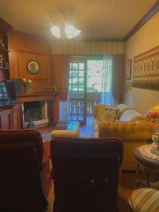 sala de estar con sofá y mesa en Apartamento aconchegante Gramado, en Gramado