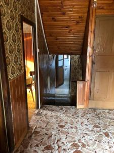 una entrada a una habitación con puerta y suelo en Casa en Picos de Europa, en Posada de Valdeón