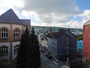 vistas a una calle de la ciudad con edificios en Sedan16 en Wuppertal