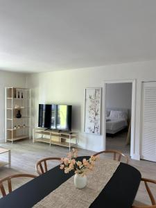 Μια τηλεόραση ή/και κέντρο ψυχαγωγίας στο 1BR with Kitchen Close To Sunny Isles Beach