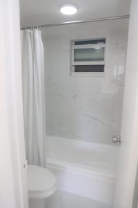 Ένα μπάνιο στο 1BR with Kitchen Close To Sunny Isles Beach