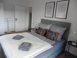 sypialnia z dużym łóżkiem z białą pościelą i poduszkami w obiekcie Sedan16 w mieście Wuppertal