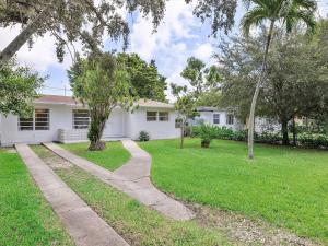 uma casa branca com um relvado e árvores em 3BR Newly Renovated In Miami 15 Min To Beach em Miami