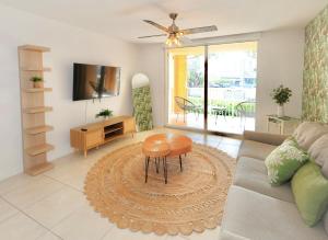 un soggiorno con un divano e un tavolo di 2 Luxury Bedrooms at Yacht Club de Aventura a Miami