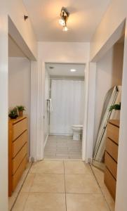 un bagno con un water e un lavandino di 2 Luxury Bedrooms at Yacht Club de Aventura a Miami