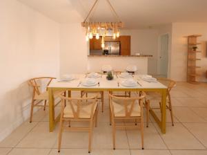 una sala da pranzo con tavolo e sedie di 2 Luxury Bedrooms at Yacht Club de Aventura a Miami