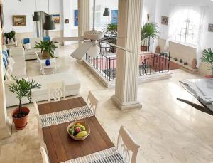 een woonkamer met een bank en een tafel en stoelen bij Castillo 1 in Santo Domingo