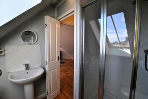 Et badeværelse på Coorie Cottage- stylish townhouse Anstruther + 31 billeder