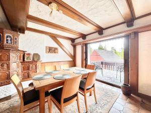 ein Esszimmer mit einem Holztisch und Stühlen in der Unterkunft Ferienwohnung 2-4 Pers WLAN und Parkplatz, HDZ und Kliniken in der Nähe, direkt an der A2 und A30 gelegen in Löhne