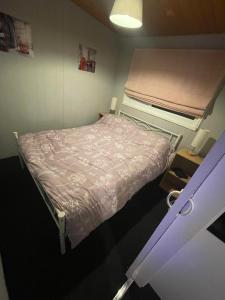 Pokój szpitalny z łóżkiem z białą kołdrą w obiekcie Holiday Chalet w mieście Mablethorpe