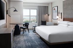 Postel nebo postele na pokoji v ubytování Sheraton Fort Worth Downtown Hotel