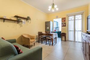 Little's Venaria في فيناريا ريالي: غرفة معيشة مع طاولة وغرفة طعام