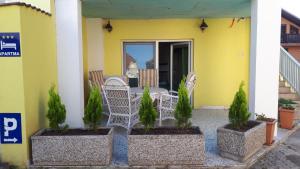 un patio con sillas y una mesa frente a una casa en Helena, en Trzin