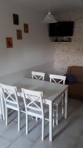Helena في Trzin: طاولة بيضاء وكراسي في غرفة المعيشة