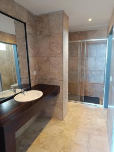 uma casa de banho com um lavatório e um chuveiro em Villa Ipanema Benidorm em Finestrat