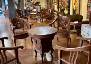 um grupo de cadeiras e uma mesa numa loja em Sekar Wangi Homestay em Sleman