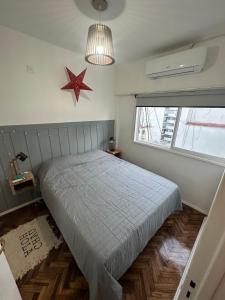 Una cama o camas en una habitación de Experiencia unica en el casco historico bonaerense