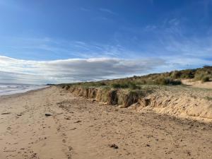 piaszczysta plaża z odciskami stóp w piasku w obiekcie Holiday Chalet w mieście Mablethorpe