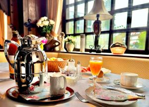 a table with a tea kettle and coffee on it at Hotel Deutsches Haus mit WLAN und Parkplatz, HDZ und Kliniken in der Nähe, direkt an der A2 und A30 gelegen in Löhne