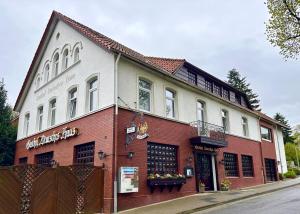 a building on the side of a street at Hotel Deutsches Haus mit WLAN und Parkplatz, HDZ und Kliniken in der Nähe, direkt an der A2 und A30 gelegen in Löhne