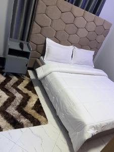 Krevet ili kreveti u jedinici u objektu Bahai's Flower Kampala one bedroom apartment